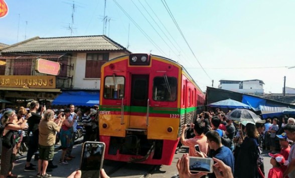 【バンコク 空港お迎え付きプラン】ピンクのカオマンガイの朝食付き！ メークロン線路市場